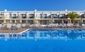 Allgemeine Ansicht Hotel und Pool