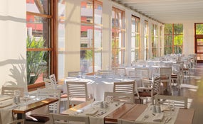 Терраса ресторана Xaloc с обслуживанием по типу «шведский стол»