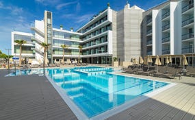 Vista general de l‘hotel i la piscina