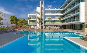 Vista generale dell‘hotel e della piscina