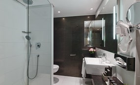 Badezimmer der Doppelzimmer