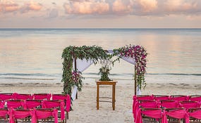 Montaggio matrimonio nella spiaggia dell'hotel