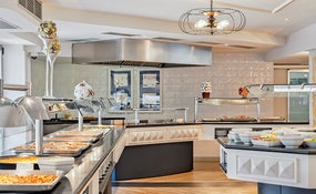 Ресторан Blancafort с открытой кухней и обслуживанием по типу "шведский стол"