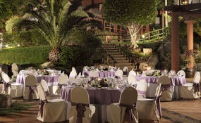 Banquet dans le jardin de l‘hôtel