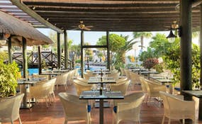 La Choza: Bar-restaurant next to the swimming pool