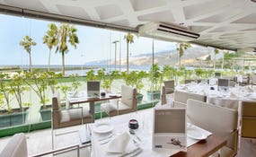 Restaurante buffet El Drago con vistas al mar