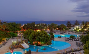 Vista nocturna del hotel y las piscinas